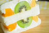 キウイの存在感がパネェ！ローソンのフルーツサンドがジューシーすぎる！