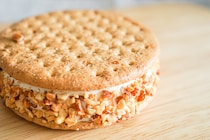 ローソンに感謝！「ビスケットサンド ビターキャラメル」はリピート確定のおいしさです