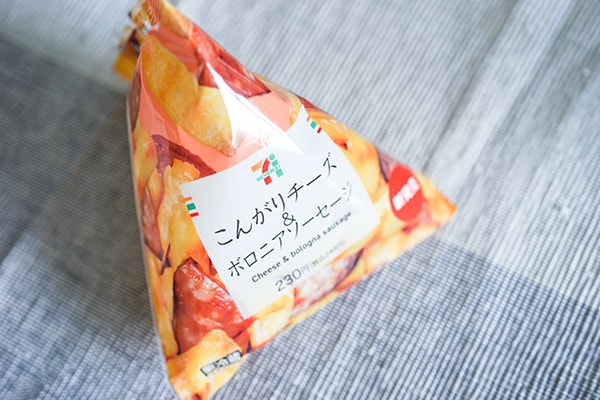 セブン新商品「こんがりチーズ&ボロニアソーセージ」はレンチンすると至福に!?