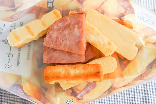 セブン新商品「こんがりチーズ&ボロニアソーセージ」はレンチンすると至福に!?