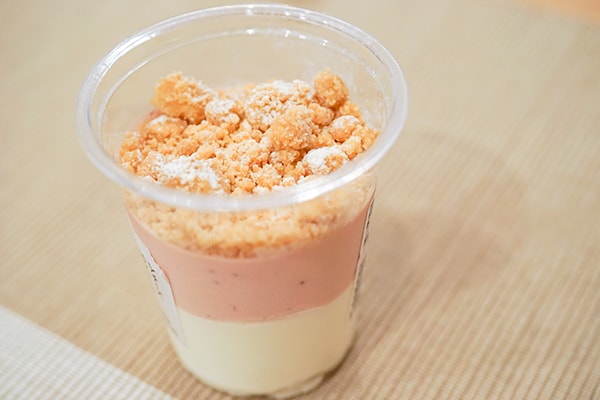 セブンの新作スイーツはピンクと白のツートーン！いったい何味？