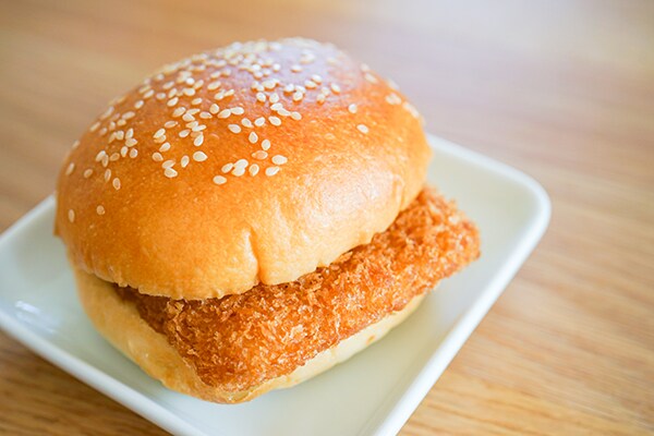 セブンの「たっぷりタルタルフィッシュバーガー」は本格的な味わい!?