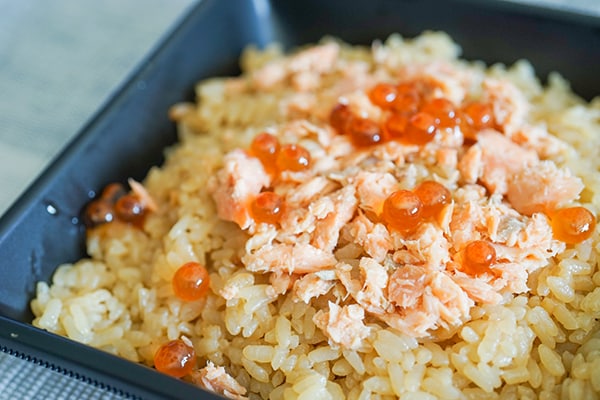 セブンではらこ飯を買える!? 「鮭といくらのご飯」がめっちゃウマイ！