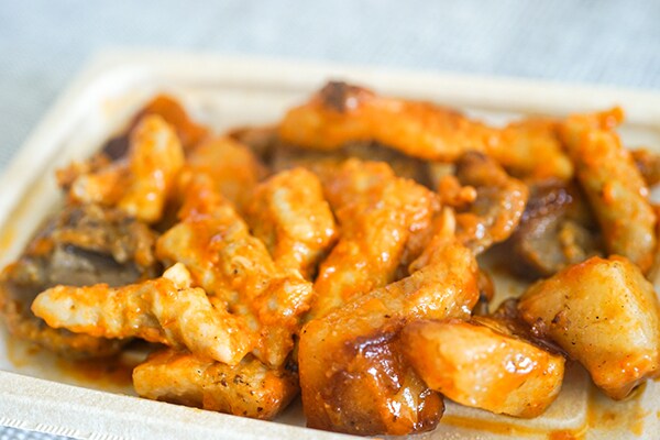 【セブン】367円で買える「炭火焼ホルモン ピリ辛味噌仕立て」がつまみに最適！