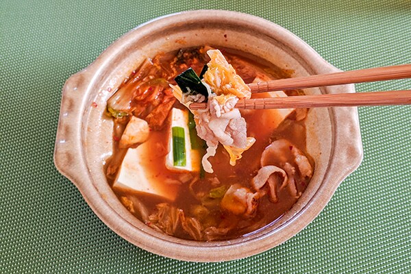 セブン新商品「1/2日分の野菜!コク旨キムチ鍋」に○○を入れるとめちゃウマになる!