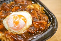 セブン新商品の「ピリ辛ホイコーロー丼」は半熟玉子がポイントに