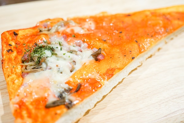 舞茸とベーコンがウマイ！ローソンの「もっちり食感の三角ピザパン」