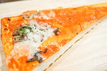 舞茸とベーコンがウマイ！ローソンの「もっちり食感の三角ピザパン」