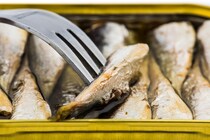 缶詰おつまみの代表格「オイルサーディン」の美容効果とは？