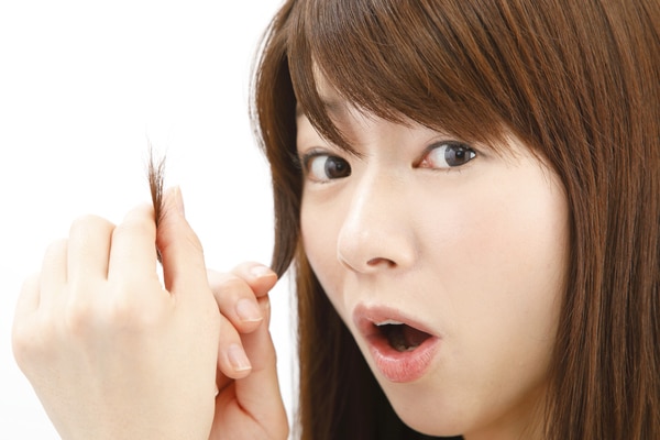 いつの間にかできているパサパサ枝毛!原因や対処法について