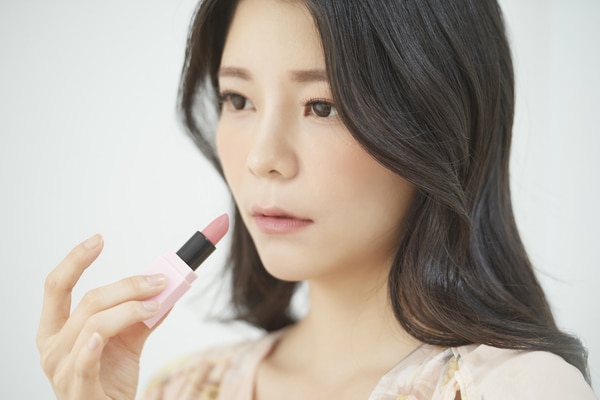 口紅で唇が荒れる原因は何? 適切な選び方・ケア方法について