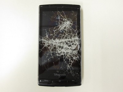 スマホの画面割れ…ベストな応急処置は?