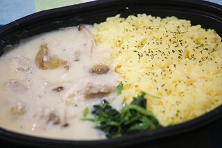 賛否両論あるけど…ファミマの「シチューライス」がクリーミーでウマイ！