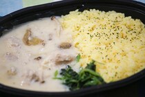 賛否両論あるけど…ファミマの「シチューライス」がクリーミーでウマイ！