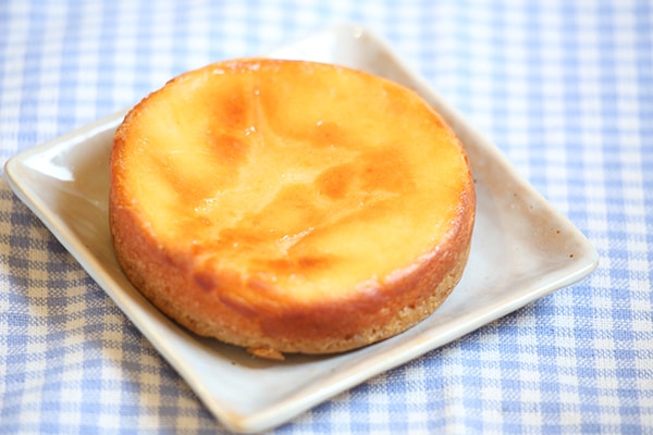 ウマイと話題！ファミマの「ベイクドチーズタルト」を食べてみた