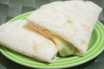 【250円】ワンハンドで食べられるファミマの「ピザサンド」に新作が登場！