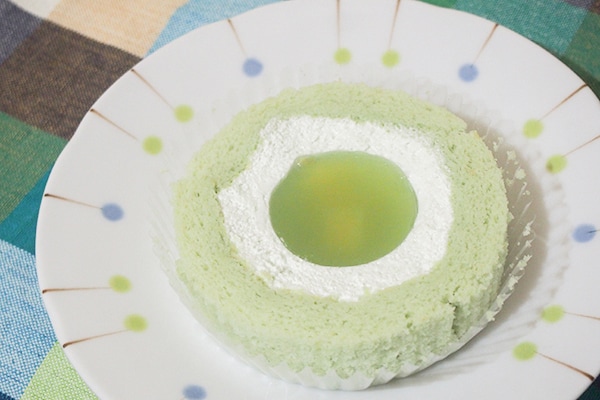 ローソンのハロウィーンスイーツ「青りんご！？ロールケーキ」が爽やか～♪