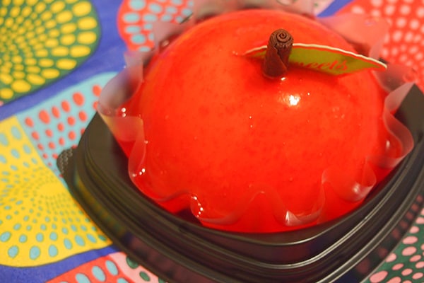 これは即買いでしょ！ローソン「赤りんごケーキ」は見た目も味もよし！