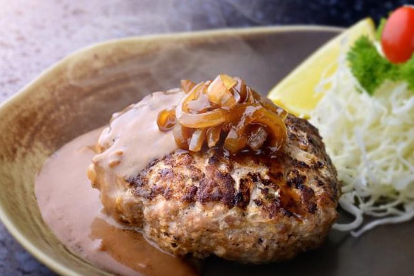 肉汁を閉じ込めて美味しくするハンバーグの焼き方のコツ