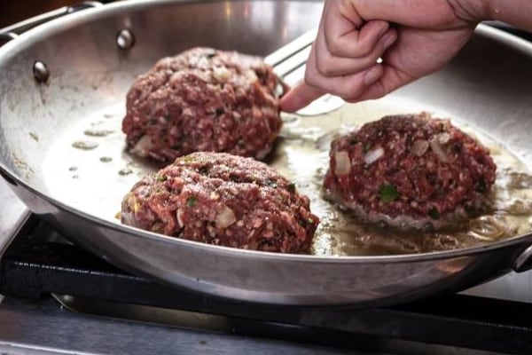 簡単!人気の煮込みハンバーグレシピ