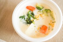 ファミマの「クリームシチュー」は生パスタ入りで食べごたえ十分！