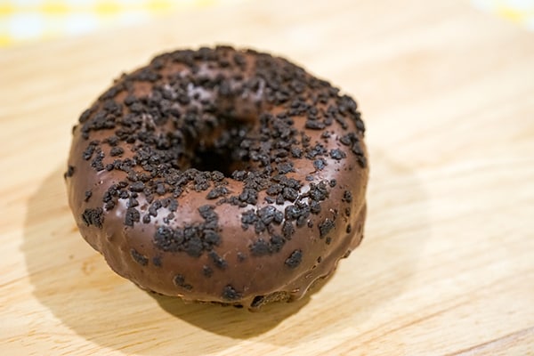 セブンの「生チョコサンドのチョコドーナツ」はウマイけどカロリー爆弾かも