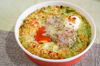 緑色のグラタン!? セブンの「バジルクリーム仕立て チキングラタン」がウマすぎです！