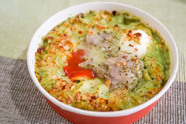 緑色のグラタン!? セブンの「バジルクリーム仕立て チキングラタン」がウマすぎです！