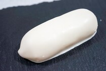 【カルディで買える】4層仕立ての真っ白なお菓子の正体は？