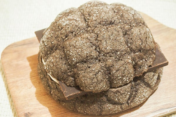 ローソンの新作メロンパンは“あれ”がはみでてる！