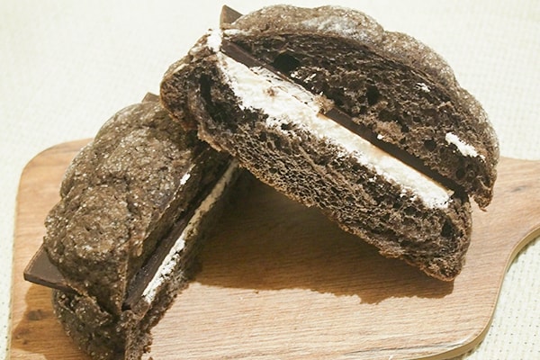 ローソンの新作メロンパンは“あれ”がはみでてる！