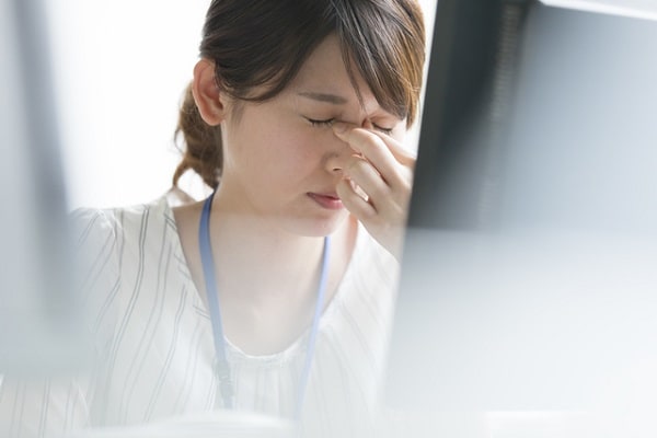 ひどい疲れ目!改善のツボ&対策、効果的な目薬の使い方