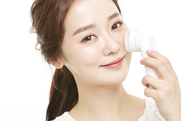 注目の美容アイテム「洗顔ブラシ」を使用するメリットや適切な使い方