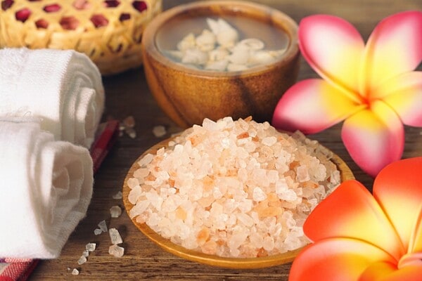 いつものお風呂に塩を入れるだけ。塩入浴で温浴デトックス