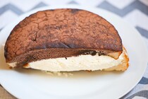 想像以上にふわっふわ！ファミマの“130円ティラミス”がウマイ！