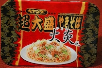 見た目に騙されないで！ペヤング「火炎風やきそば」を食べてみたら…