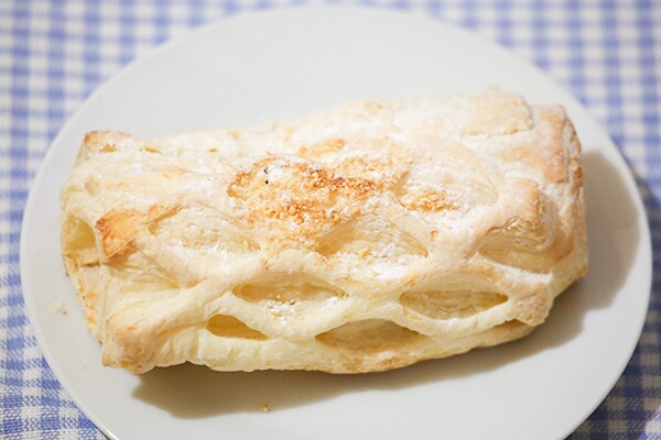 見た目も変わった!? ファミマの「パイコロネ」新作はリピ確定！