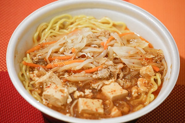 辛さにハマる!ファミマの「麻婆味噌ラーメン」は中本風!?