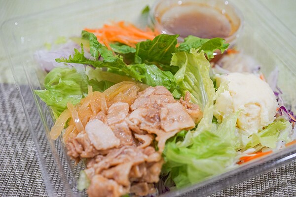 意外といい感じ！ローソン「しょうが焼きのサラダ」は低カロリー＆低糖質