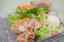 意外といい感じ！ローソン「しょうが焼きのサラダ」は低カロリー＆低糖質