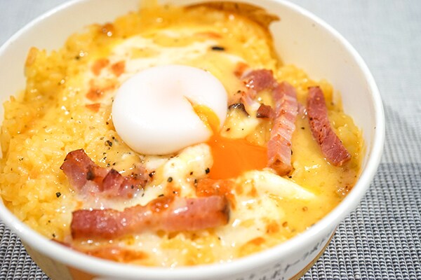 【チーズ好き必見】ローソンのカルボナーラ風ドリアはたまごがとろ~り!