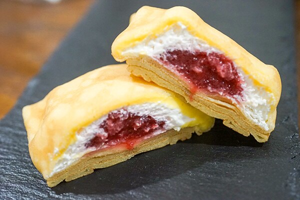 セブン人気スイーツ「もっちりクレープ」に苺カスタード登場！