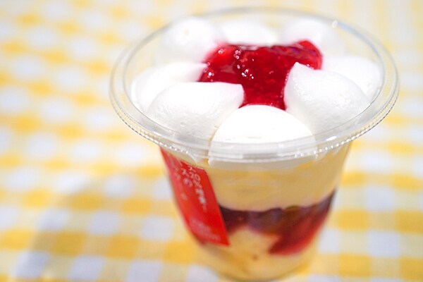 セブンの「かまくらケーキ」に苺ソース20%増量タイプ登場!より甘酸っぱい仕立てに