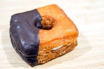 セブンの「もちクロドーナツ」が帰ってきた！今年もウマすぎだよ！