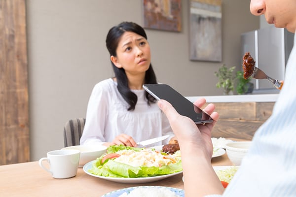 喧嘩の原因にも!? スマホと夫婦の気になるアレを徹底調査!