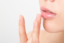 乾燥の季節もぶるぶるリップをキープ！「唇の乾燥」を防ぐには？