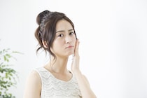 鏡を見てビックリ！朝に起こる「顔のむくみ」の予防法と改善方法