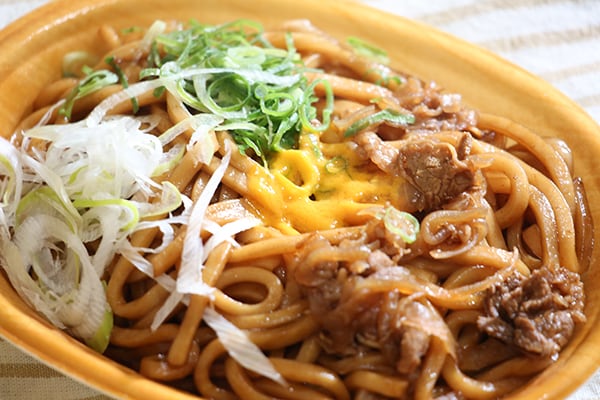 〆感覚で食べられる!? ファミマの「焼うどん」がちょっと変わってる!