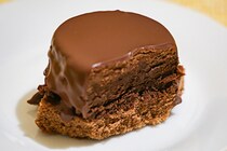 298円でこのクオリティ！ファミマの「ザッハトルテ」が超ウマイ！