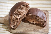 外側の食感がもう…！ファミマの「チョコホイップブール」を食べてみた